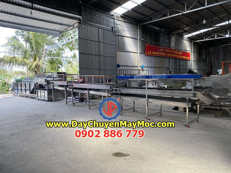 Máy rửa trái cây công nghiệp trong dây chuyền sản xuất nước ép trái cây Vĩnh Phát