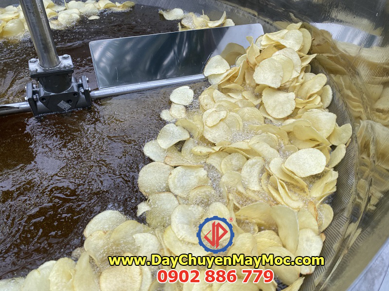 Máy chiên khoai tây theo mẻ trong dây chuyền sản xuất snack khoai tây Vĩnh Phát